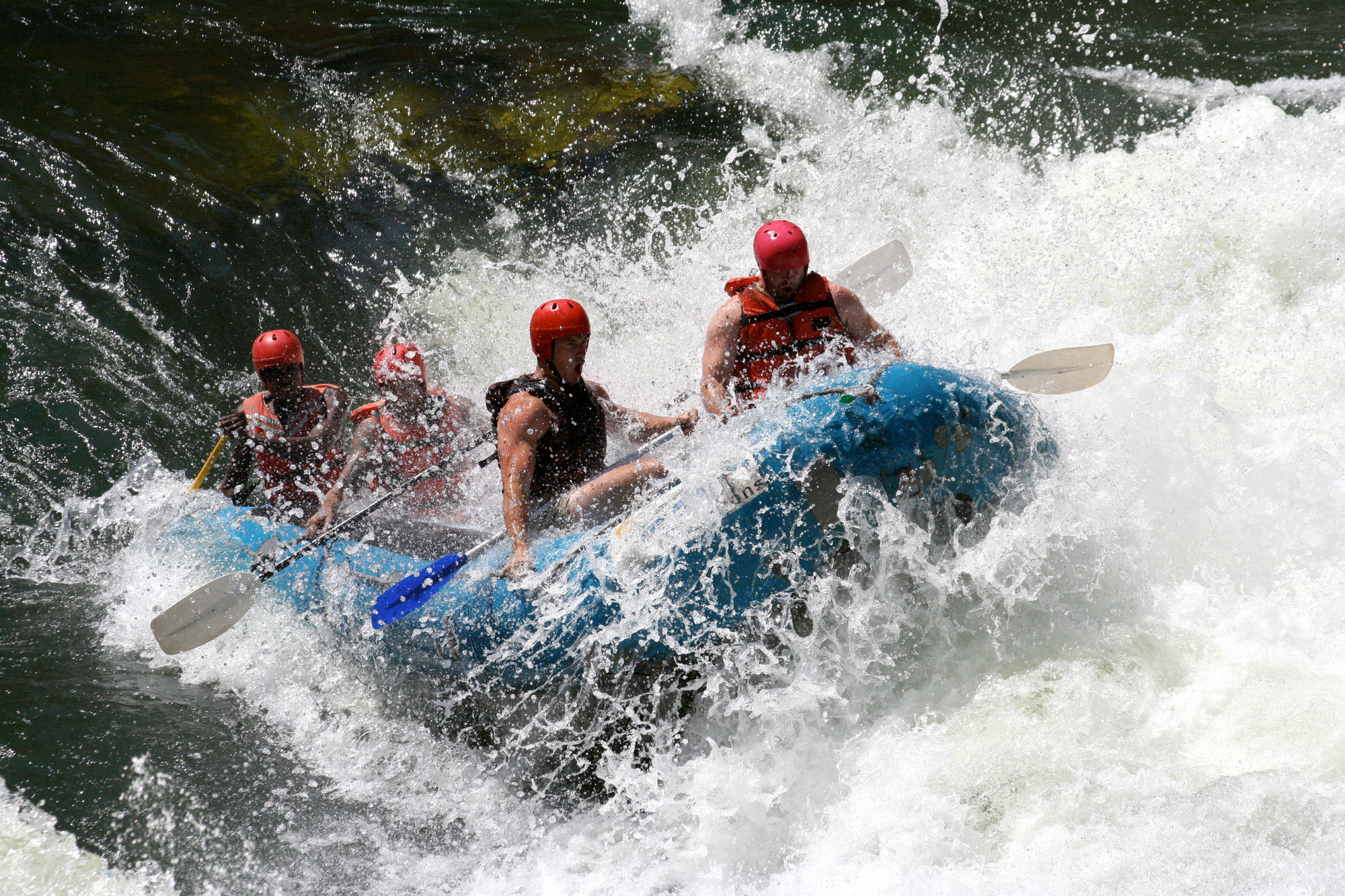 Do white water. Рафтинг Замбези. Водопад Виктория рафтинг. Рафтинг Зимбабве. Рафтинг Малайзия.